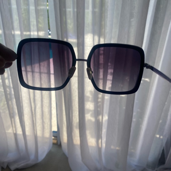 Guess Sunglasses LIKE NEW - Picture 2 of 3
